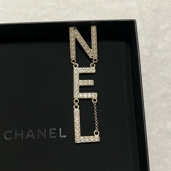 🚫SOLD🚫 Chanel RUNWAY Crystal Statement Letters Earrings - Picture 8 of 11